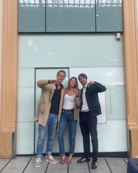 Les trois associés de Mon Petit Fleuriste, clés en main, devant l'emplacement du futur distributeur à la gare Saint-Lazare
